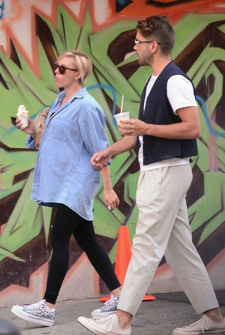 Bà bầu xinh đẹp ghé vào một cửa hàng giải khát để tậu một ly kem.