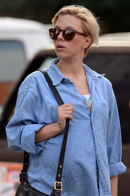 Bà bầu xinh đẹp ghé vào một cửa hàng giải khát để tậu một ly kem.