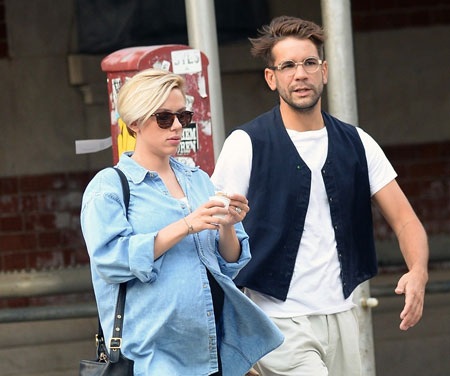 Bà bầu xinh đẹp ghé vào một cửa hàng giải khát để tậu một ly kem.