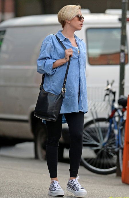 Bà bầu xinh đẹp ghé vào một cửa hàng giải khát để tậu một ly kem.