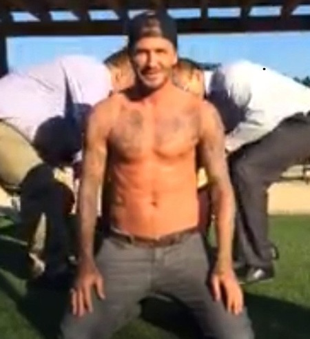 Sao Holllywood đua nhau... đổ nước đá lên đầu