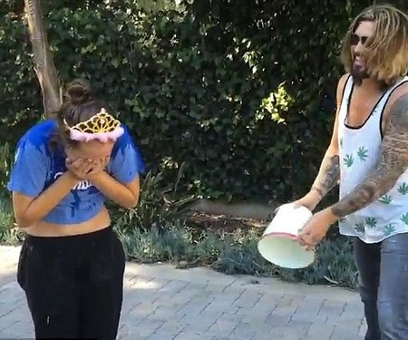 Miley Cyrus nhờ cha ruột hỗ trợ trong màn thử thách đổ nước lạnh lên người