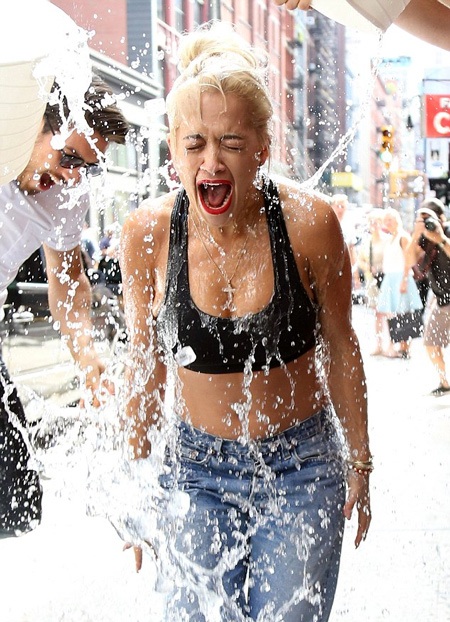 Nữ ca sĩ trẻ Rita Ora cũng chẳng ngại ghi lại khoảnh khắc đáng nhớ khi bị đổ nước đá lên mình.
