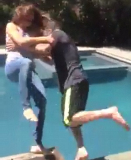 Nữ ca sĩ trẻ Rita Ora cũng chẳng ngại ghi lại khoảnh khắc đáng nhớ khi bị đổ nước đá lên mình.