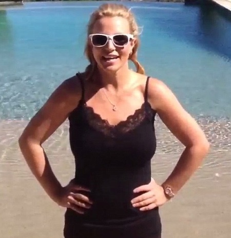 Britney Spears cũng mạo hiểm để người khác đổ cả chậu nước đá lên đầu