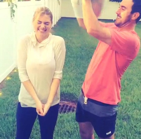 Siêu mẫu Kate Upton hét thật to khi thử cảm giác mạnh