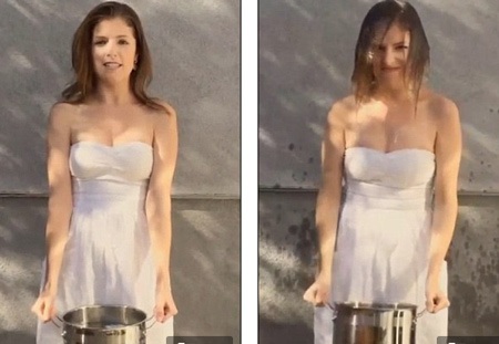 Anna Kendrick mạnh dạn tự đổ nước đá lên đầu