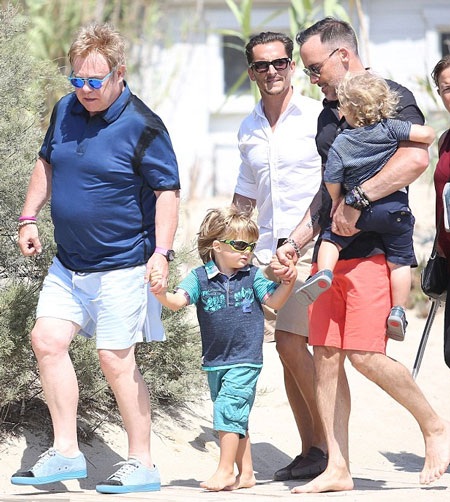 Elton John và người tình đồng tính hạnh phúc khoe hai con xinh xắn
