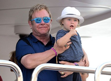 Elton John và người tình đồng tính hạnh phúc khoe hai con xinh xắn