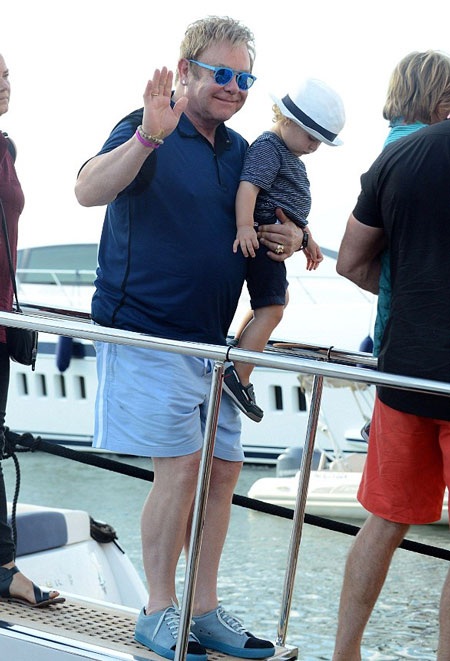 Bé Elijah là con trai thứ hai của ngôi sao 67 tuổi và người tình.