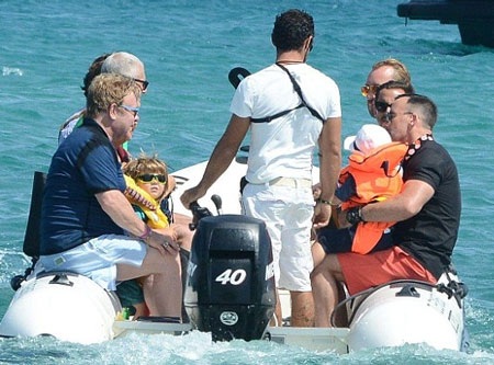 David tự hào khi bế cậu con trai xinh xắn Elijah trên tay