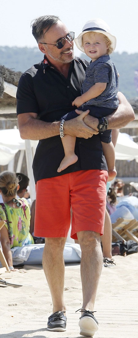 David tự hào khi bế cậu con trai xinh xắn Elijah trên tay