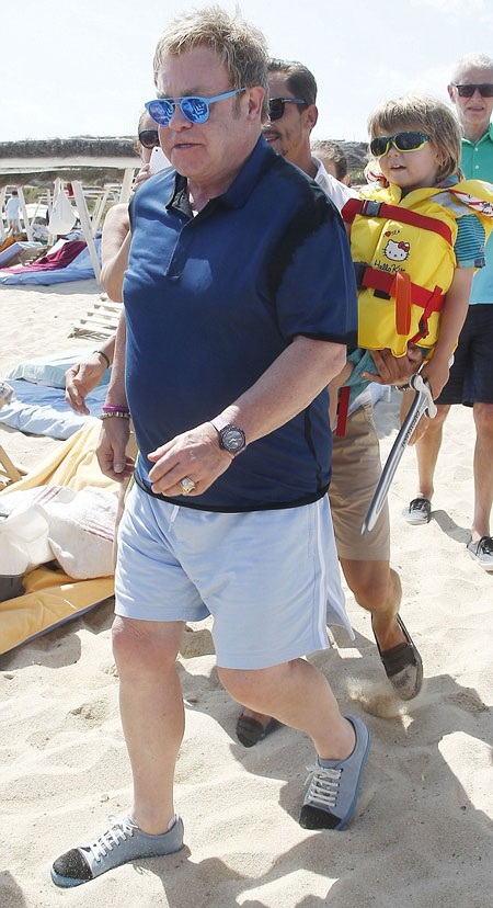 David tự hào khi bế cậu con trai xinh xắn Elijah trên tay