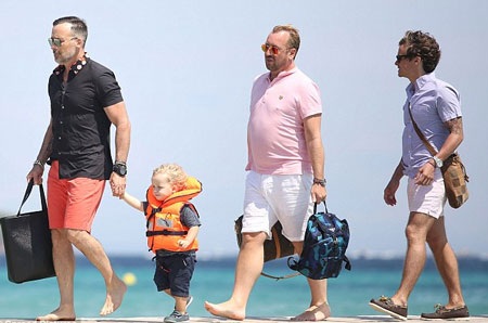 David tự hào khi bế cậu con trai xinh xắn Elijah trên tay