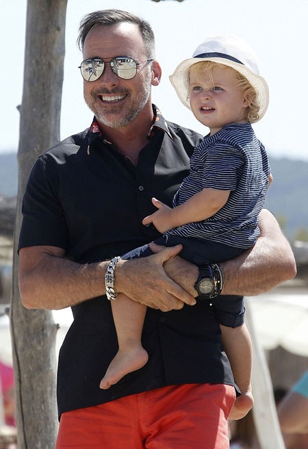 David tự hào khi bế cậu con trai xinh xắn Elijah trên tay