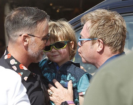 Elton John và David cùng dành cho con trai Zachary nụ hôn ngọt ngào