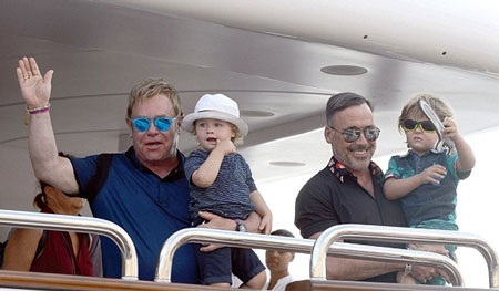 Elton John và David cùng dành cho con trai Zachary nụ hôn ngọt ngào