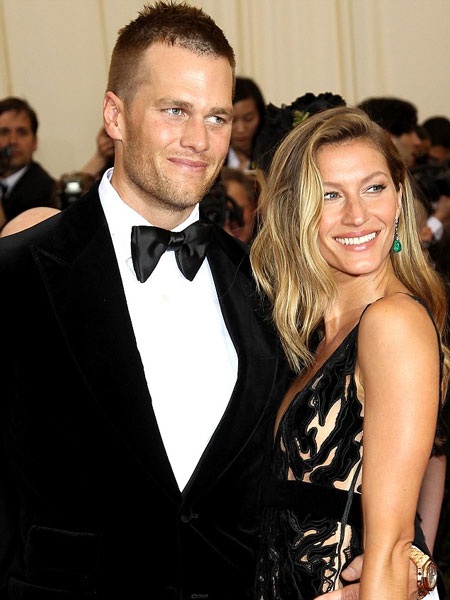 Gisele Bundchen kiếm hơn chồng, ngôi sao thể thao Tom Brady, 16 triệu USD trong vòng một năm qua.