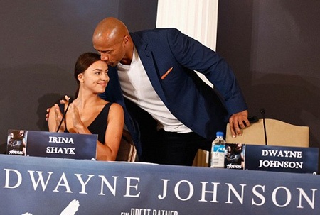 Irina nổi bật khi đứng cạnh các đồng nghiệp