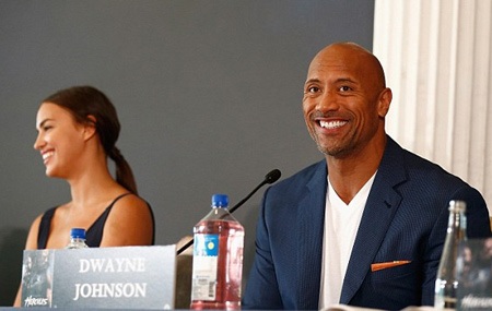 Irina nổi bật khi đứng cạnh các đồng nghiệp