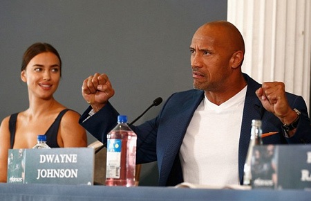 Irina nổi bật khi đứng cạnh các đồng nghiệp