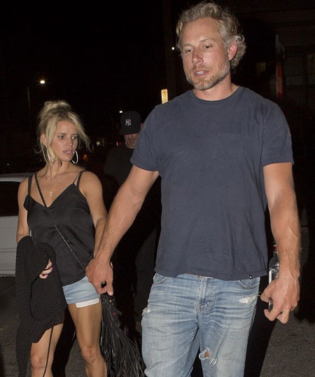 Cặp đôi nắm tay nhau rất tình cảm và thân mật