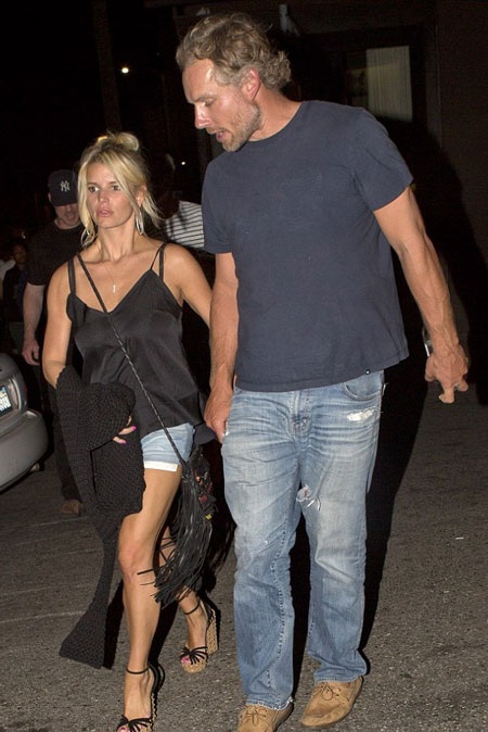 Cặp đôi nắm tay nhau rất tình cảm và thân mật