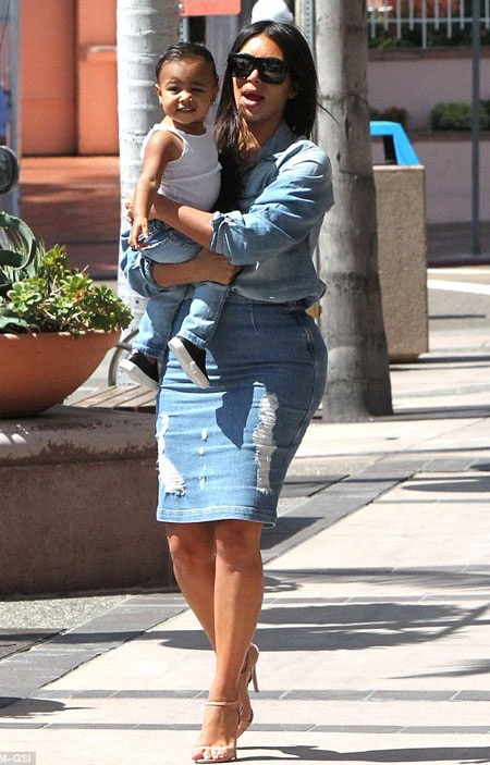 Kim Kardashian và con gái cưng diện đồ đôi sành điệu - 2 Kim Kardashian và con gái cưng diện đồ đôi sành điệu