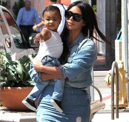 Kim Kardashian và con gái cưng diện đồ đôi sành điệu - 3 Bé North là con gái của Kim và rapper Kanye West.