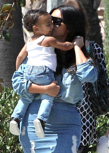 Kim Kardashian và con gái cưng diện đồ đôi sành điệu - 5 Kim dịu dàng nựng cô con gái yêu