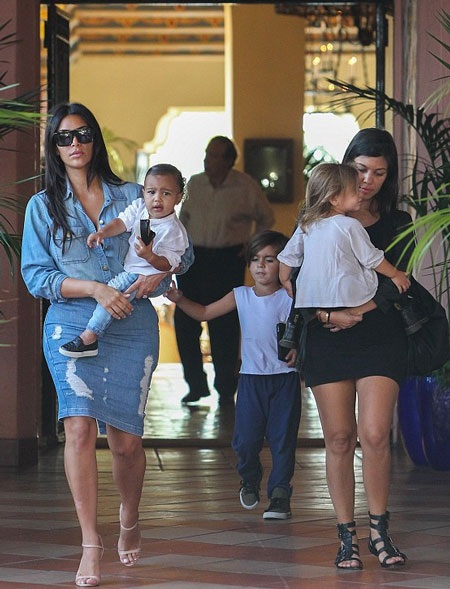 Kim Kardashian và con gái cưng diện đồ đôi sành điệu - 7 Chị gái của Kim - Kourtney (phải) đang mang bầu đứa con thứ ba.