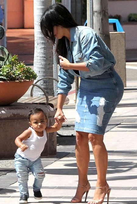 Kim Kardashian và con gái cưng diện đồ đôi sành điệu - 8 Bé North mới chập chững biết đi nên cô bé rất thích được mẹ dắt tay