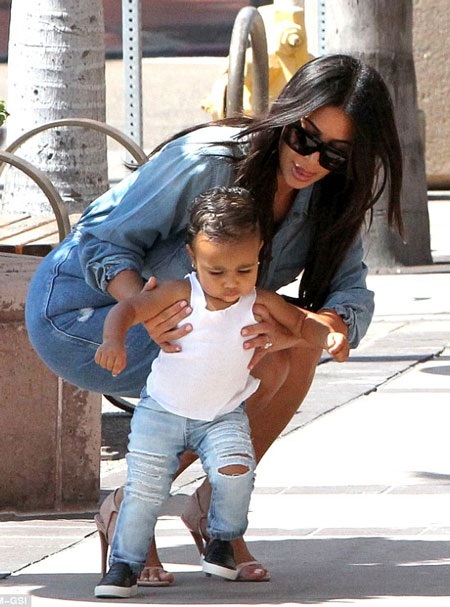 Kim Kardashian và con gái cưng diện đồ đôi sành điệu - 9 Bé North mới chập chững biết đi nên cô bé rất thích được mẹ dắt tay