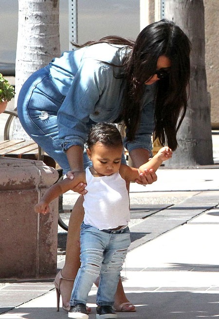 Kim Kardashian và con gái cưng diện đồ đôi sành điệu - 10 Bé North mới chập chững biết đi nên cô bé rất thích được mẹ dắt tay