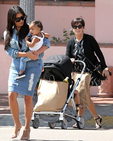 Kim Kardashian và con gái cưng diện đồ đôi sành điệu - 14 Mẹ ruột của Kim - bà Kris chịu trách nhiệm đẩy xe nôi