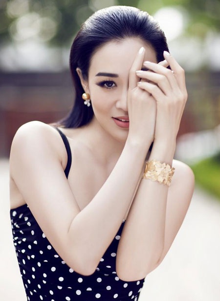 Bà mẹ ba con ngày càng trẻ đẹp và mặn mà.