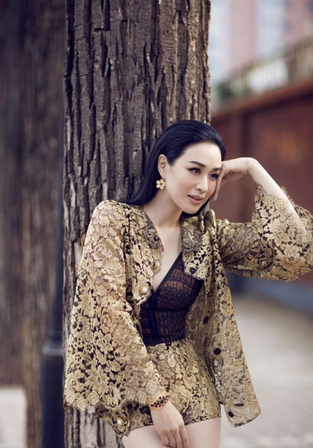 Bà mẹ ba con ngày càng trẻ đẹp và mặn mà.