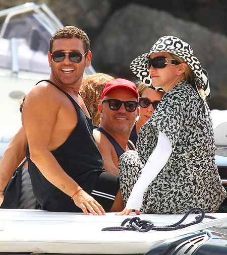 Tìm hiểu thời trang chống nắng của Madonna