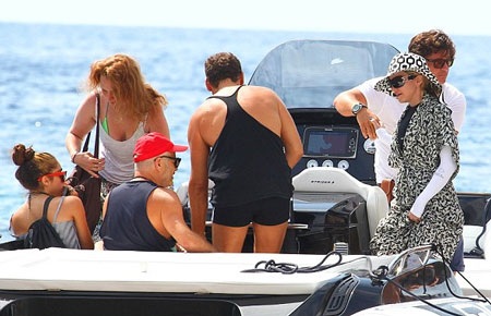 Madonna lên cano để chuẩn bị lên du thuyền thăm thú đảo.