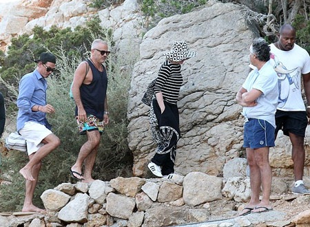 Madonna không quên mang theo chiếc mũ rộng vành để tránh nắng khi đi tham quan đảo cùng bạn bè.