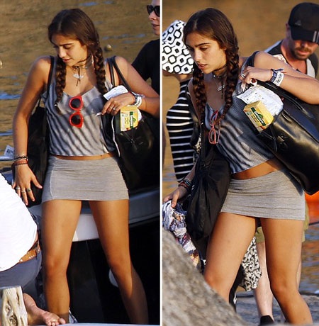 Lourdes diện áo lửng khoe bụng và chân váy dài chưa đầy 20cm.