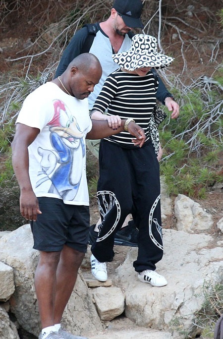 Sau đó, Madonna tiếp tục xuất hiện trong chuyến du lịch tại Ibiza trong một bộ đồ kín mít khác.