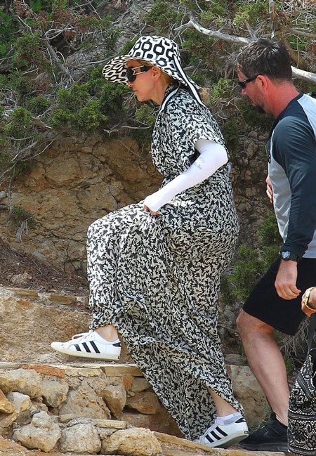 Tìm hiểu thời trang chống nắng của Madonna