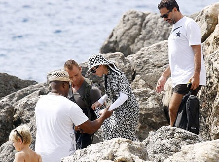 Madonna đi cùng cô con gái cả Lourdes và một nhóm bạn