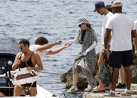 Madonna cẩn thận bước trên những tảng đá lớn để tránh trượt ngã.