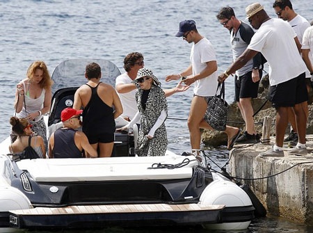 Madonna lên cano để chuẩn bị lên du thuyền thăm thú đảo.