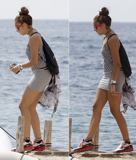 Madonna lên cano để chuẩn bị lên du thuyền thăm thú đảo.