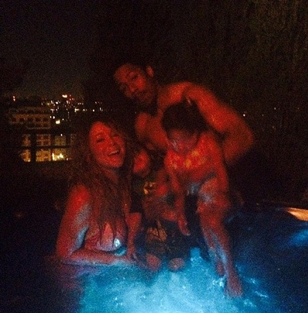 Mariah Carey và chồng trẻ đã ly thân 6 tháng nay - 2 Hình ảnh gia đình hạnh phúc cuối cùng của Nick và Mariah được diva 45 tuổi đưa lên trang cá nhân.
