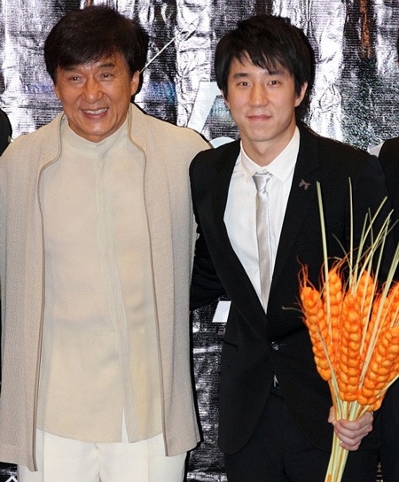 Thành Long xấu hổ và đau đớn khi con trai bị bắt vì ma túy - 1 Thành Long cảm thấy đau đớn, xấu hổ và sốc khi hay tin con trai bị bắt vì sử dụng ma túy.