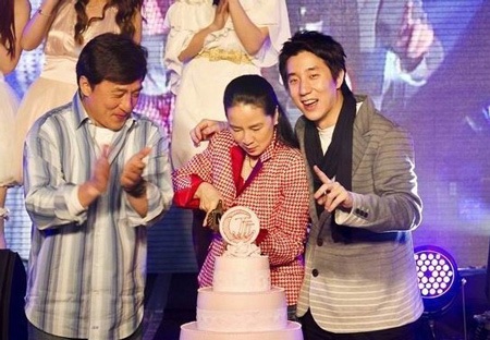 Thành Long xấu hổ và đau đớn khi con trai bị bắt vì ma túy - 3 Phùng Tổ Minh bên cha mẹ trong tiệc sinh nhật mẹ ruột vào năm 2013.